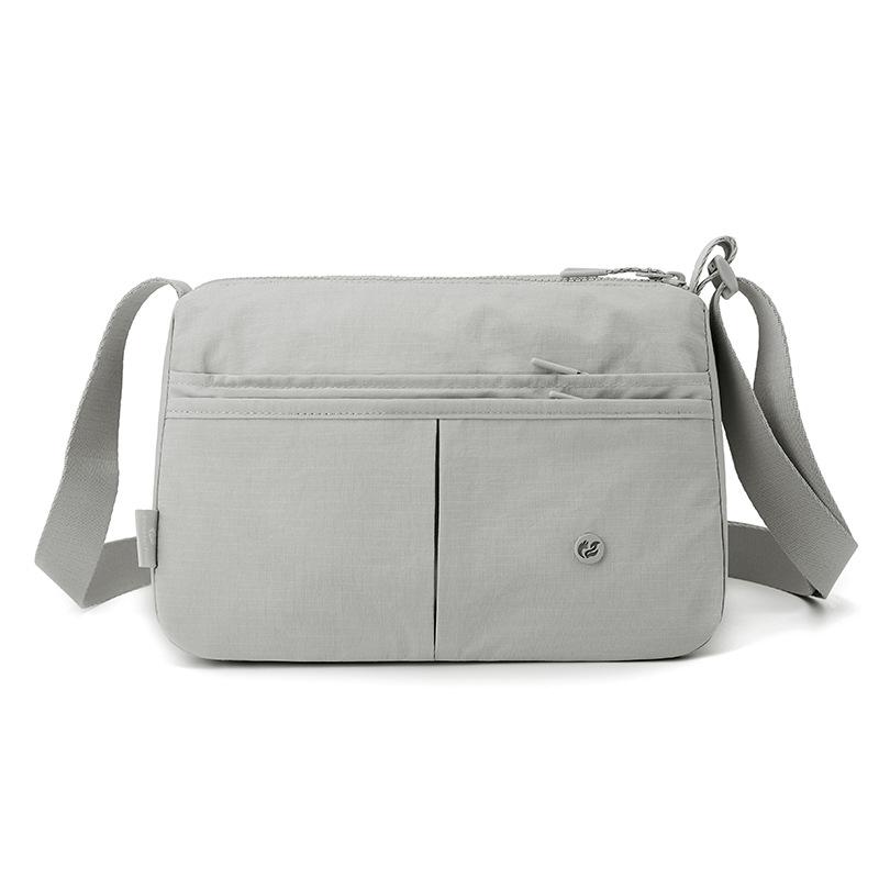 Borsa a tracolla sottile con tasche frontali e tracolla regolabile in nylon tinta unita