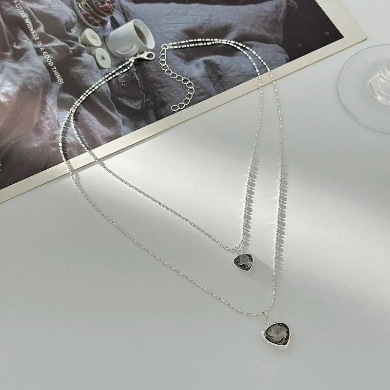 Fashionable Shiny Rhinestone Acrylic Love Heart Pendant Necklace for Women Personalized Simple Sweet and Cool Girl Necklace