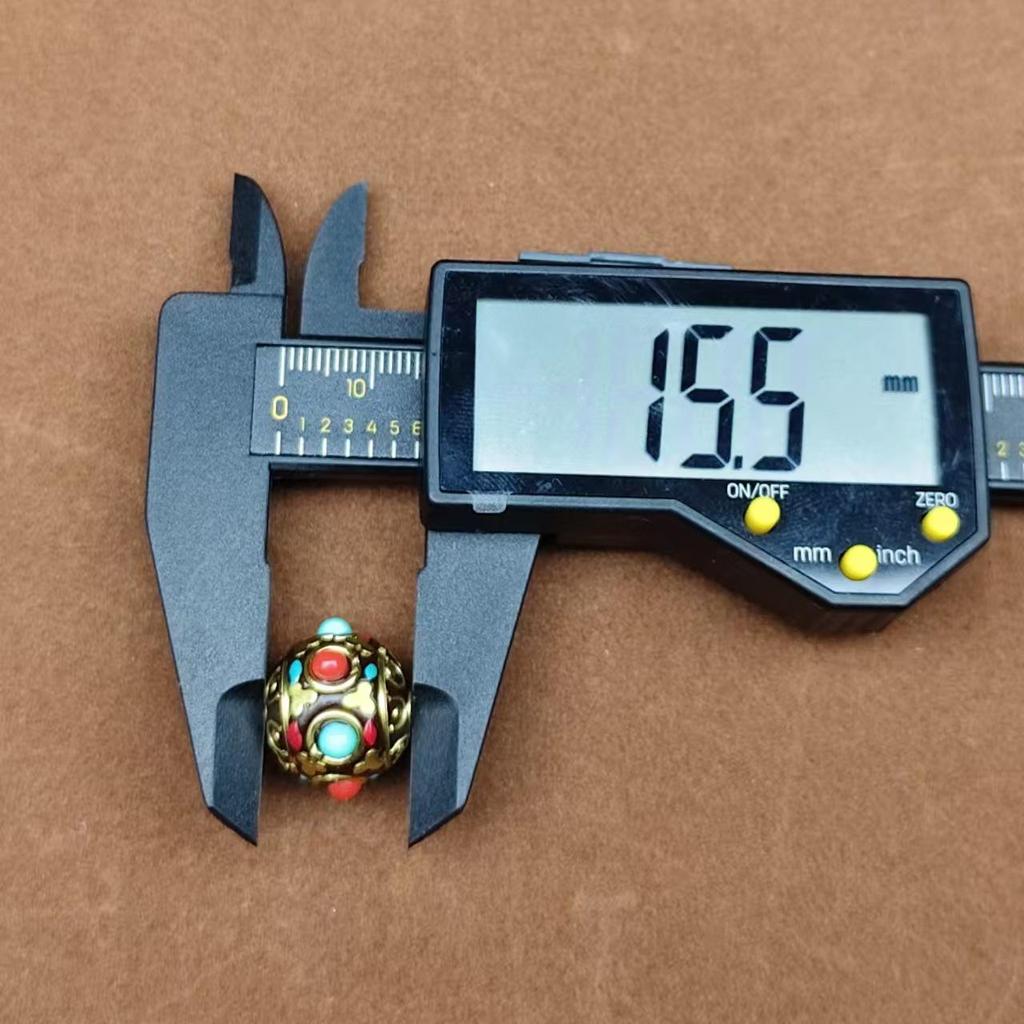 Nepalski Ręcznie Robiony Naszyjnik z Sześciosylabową Mantrą z Mosiężnymi Inkrustowanymi Koralikami