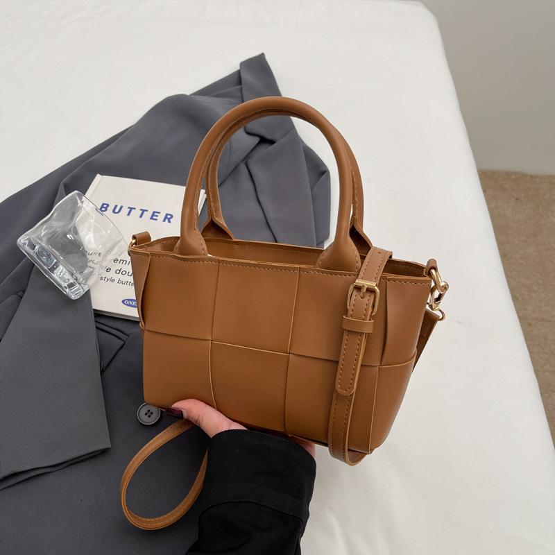 

Оптовая продажа популярной модной нишевой дизайнерской плетеной ветрозащитной портативной сумки-ведра, простой дорожной, с индивидуальностью, мессенджера, женской сумки