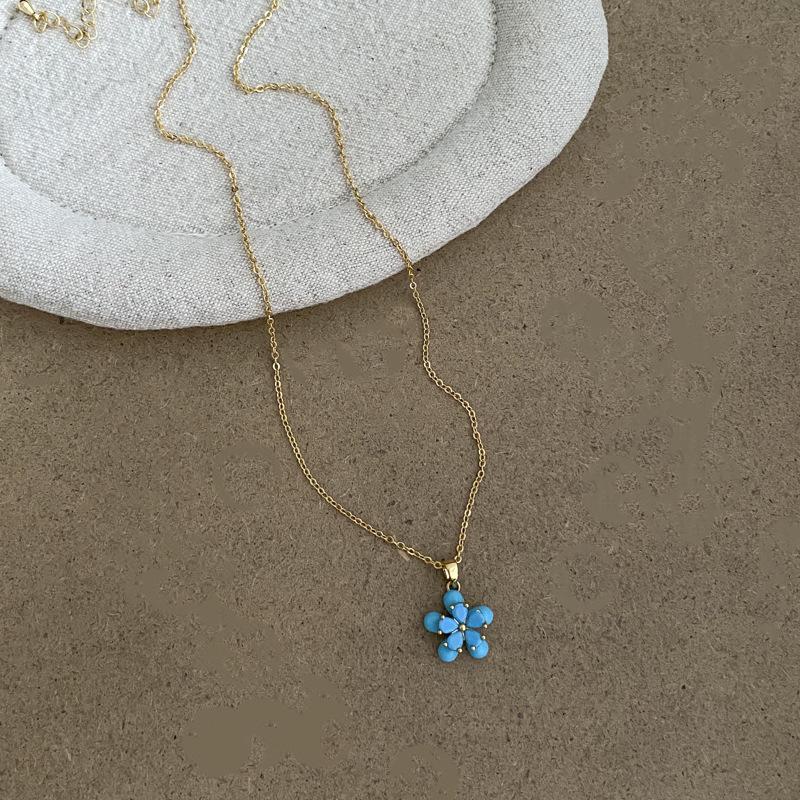 Retro Geometric Flower Pearl Necklace: Stylish Statement Collarbone Chain