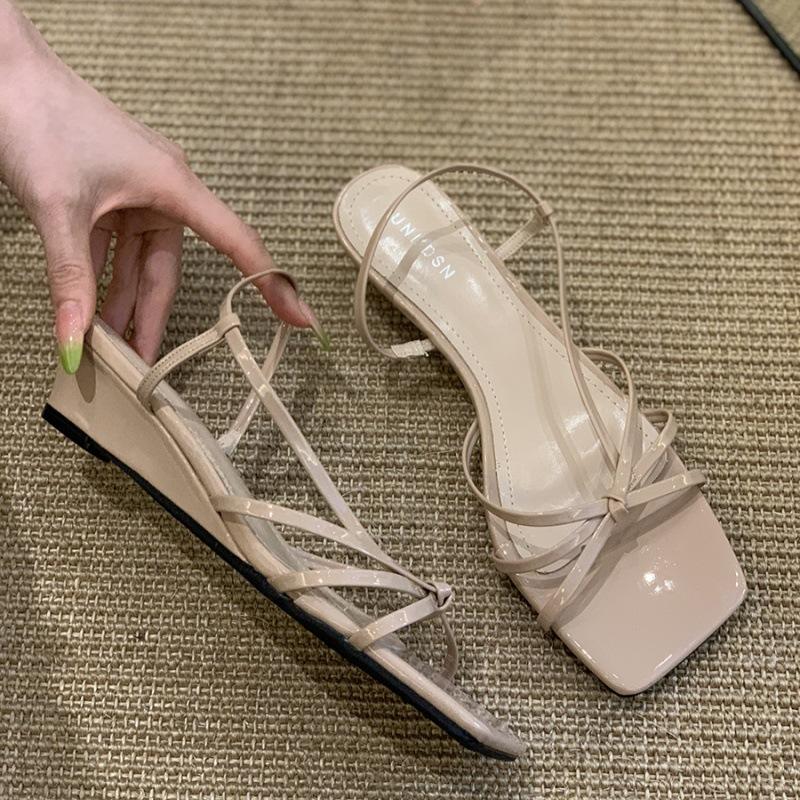 

Точечная версия~ Французские серебристые сандалии на перекрестных ремешках с открытым носком для девочки 2025 новые сказочные на танкетке крутые шлепанцы 35