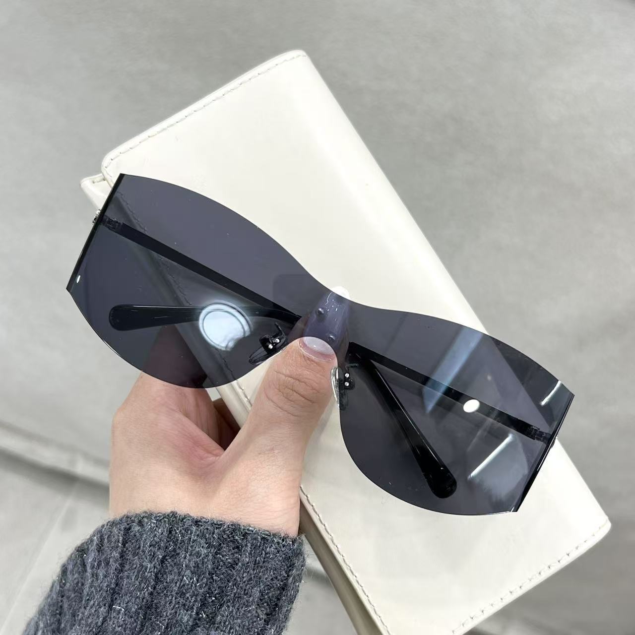 

European and American outdoor sports cycling glasses mountaineering skiing sunglasses one-piece silver eye protection windproof glasses sunglasses men