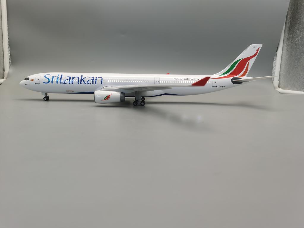 Scale 1:135 47cm A330 SriLankan Airlines Airbus With Lighting And Wheels Die-cast Resin Aircraft Model Collectible Room Display