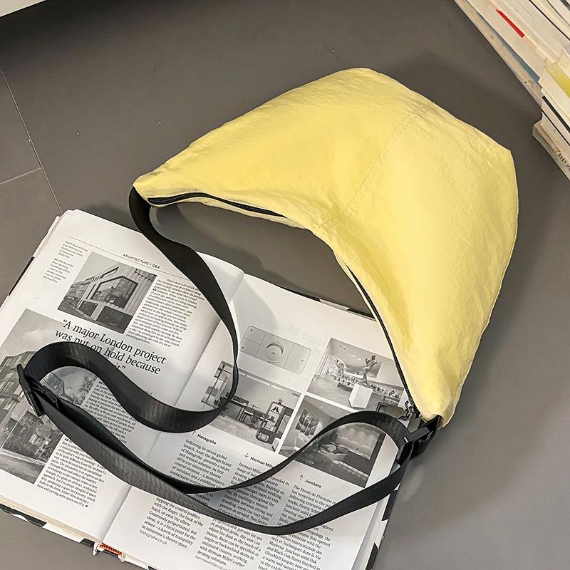 This Is A Simple and Sporty Large-capacity Casual Single-shoulder Bag for Both Men and Women