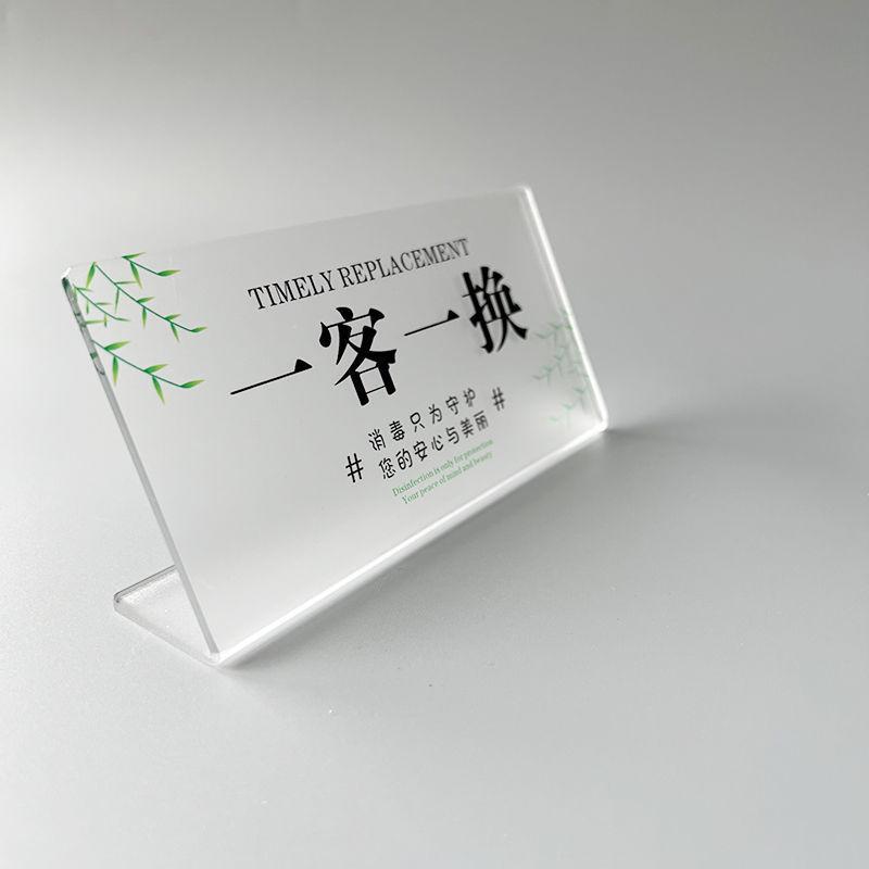 Znak akrylowy: Jeden Gość, Jedna Zmiana - Idealne dla Hoteli, Pensjonatów i Salonów Piękności