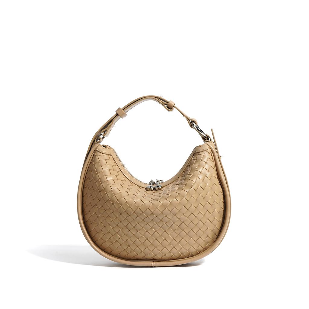 Nová tkaná kabelka půlměsíce z hovězí kůže 2025 jarní a letní móda ležérní přes rameno crossbody kožená podpažní kabelka niche design