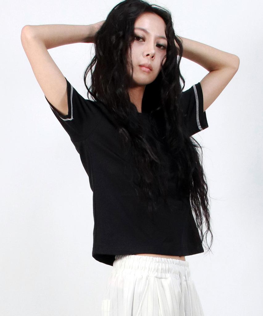 Deumakeu Stitch Contrast Semi-Crop Short Sleeve T-Shirt Black