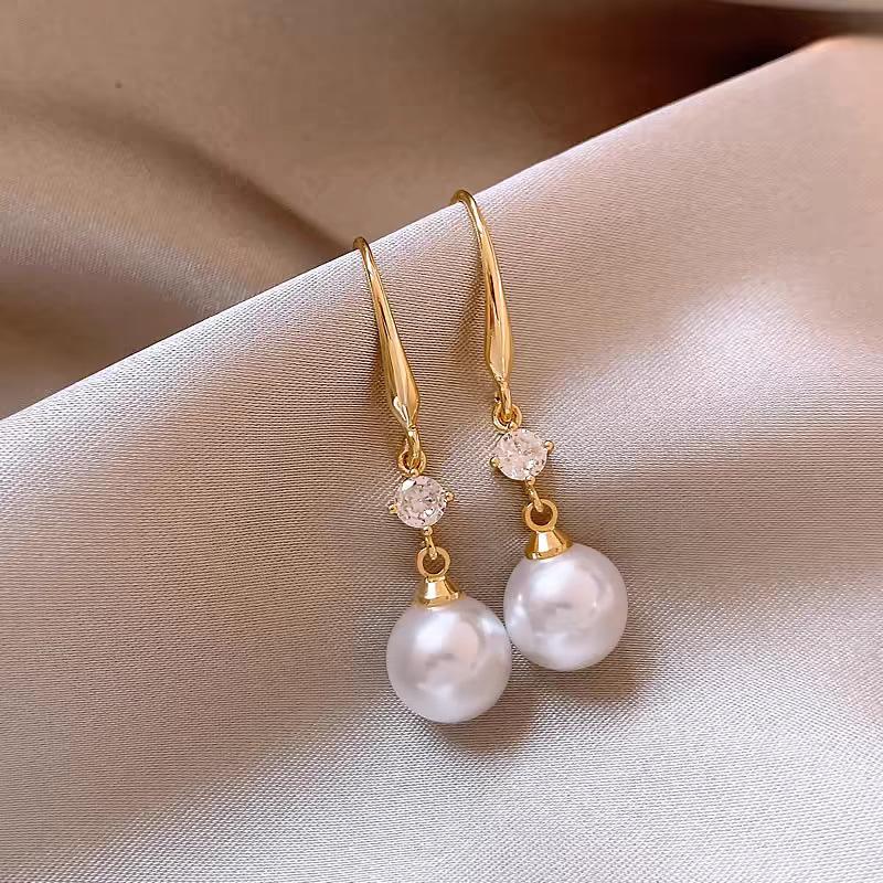 

Rings for Women - Luxurious and Sophisticated High-Class Style - Rose-shaped Ear Hook with Pearl Earrings white