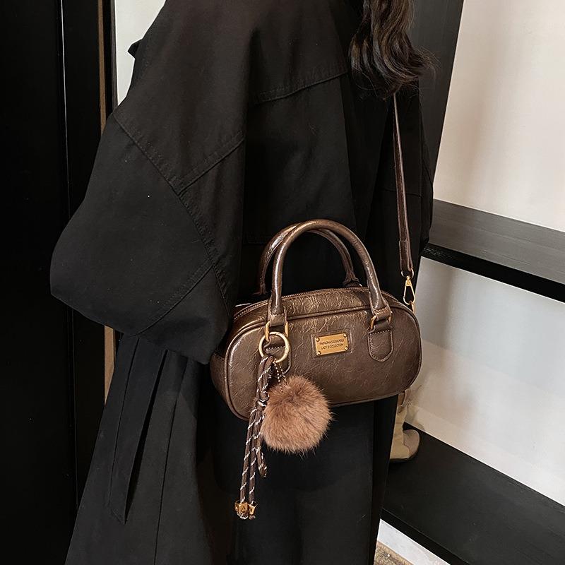 Small Bag Women's Autumn and Winter New Versatile Retro Shoulder Messenger Bag Fashionable Portable Pillow Bag