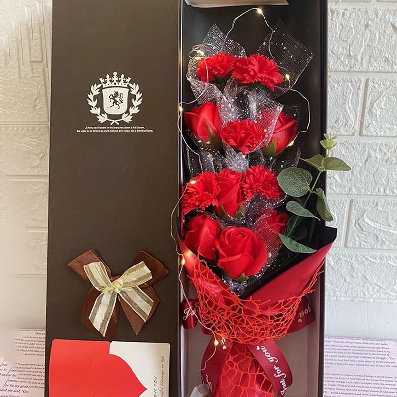 

Подарочная коробка с букетом роз на День святого Валентина для учителя, девушки, жены или на день рождения