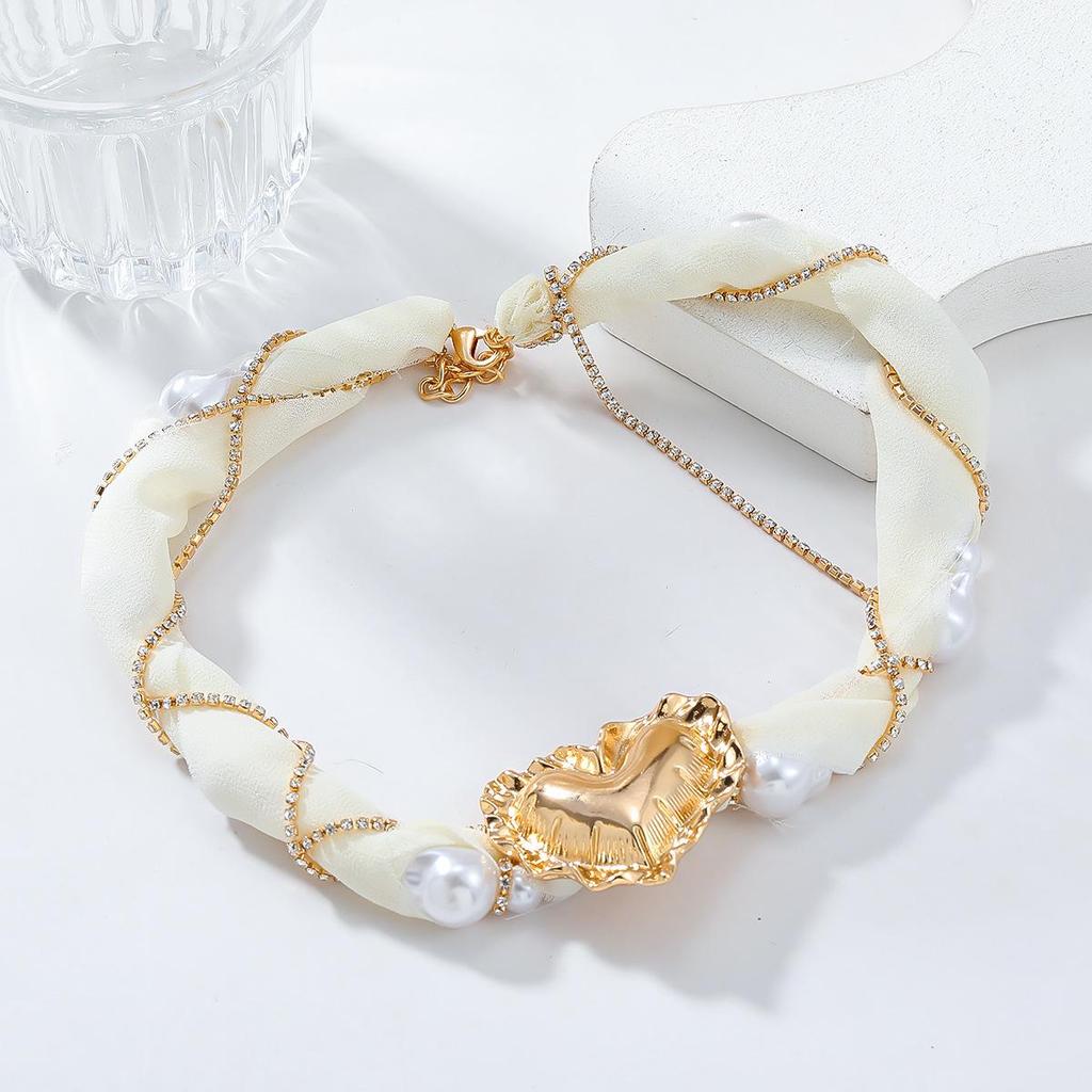 ZA Retro French Alloy Heart Necklace with Pearl Mesh and Diamond Braided Clavicle Chain