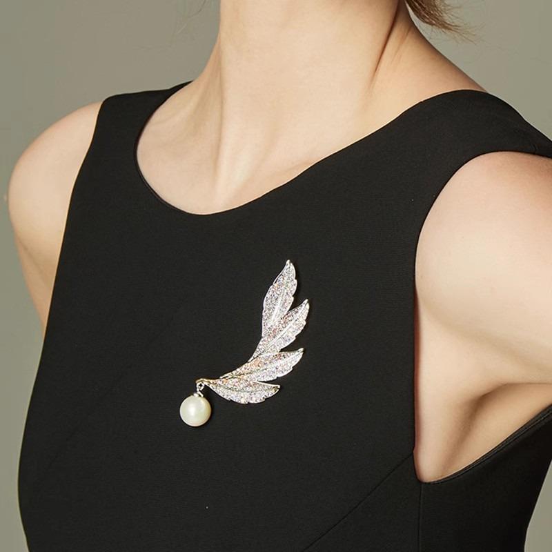 Simple and Elegant Feather Brooch, High-end Feminine Charm and Grace, Pearl Brooch, Niche Design Sense Brooch