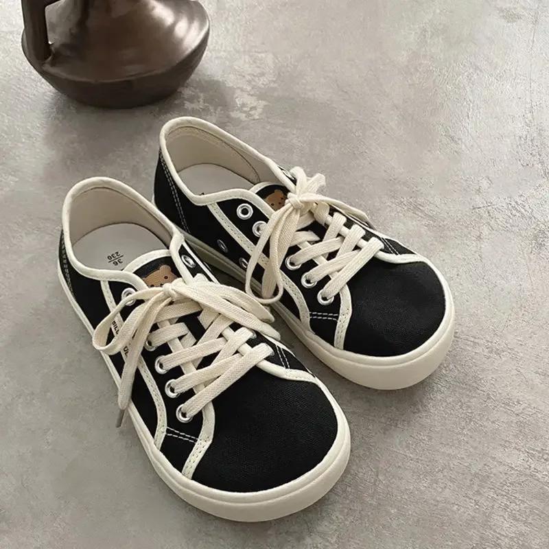 Fashion Designer Canvas Shoes Women Low Top Sneakers Wide Toe Lace Up Trainers Shoes Brand Girls Red Blue Sneakers Girls Tenis Plimsolls