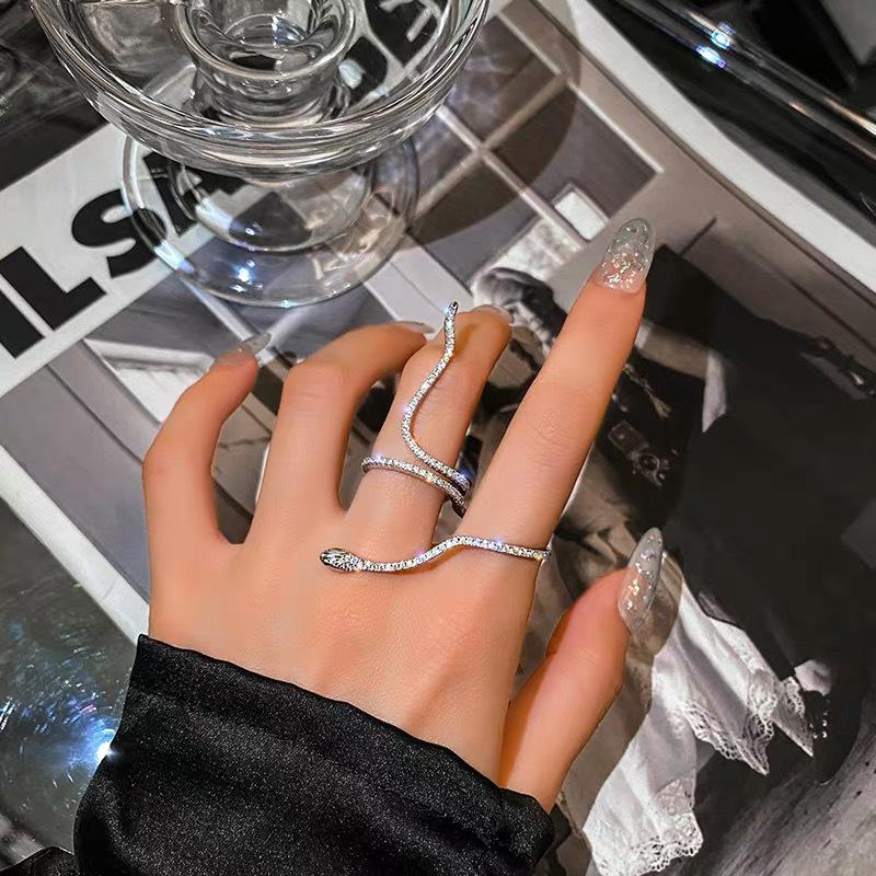 Snake-Shaped Retro Adjustable Ring: Trendy, Cool, Fashionable Design for Women's Index or Pinky Finger.