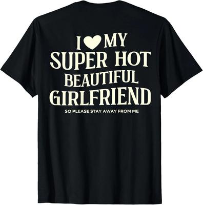 Amo la mia fidanzata super sexy e bellissima, quindi per favore stai lontano (Sul retro) Maglietta