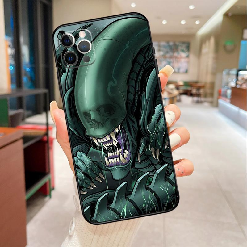 Alien Vs Predator Phone Case For iPhone 17 Air 16 14 13 11 15 Pro Max mini 15 16 Plus 16e Protective Cover