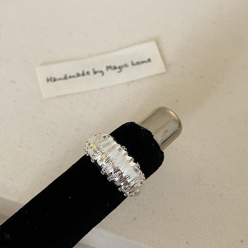 

Кольцо из текстурированного матового плиссированного циркония из металла, женское, нишевое, уникальное, элегантное, модное, изысканное, универсальное кольцо