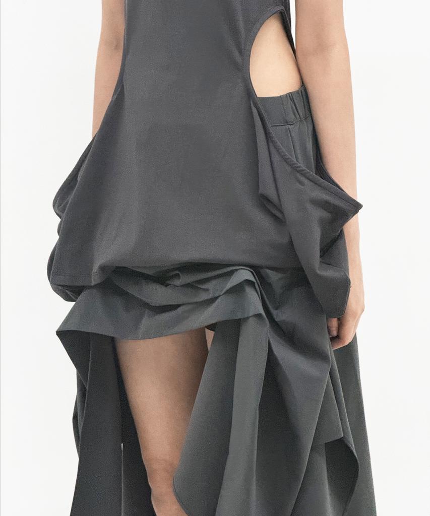Jeongdo Mullet Tuck Skirt. Charcoal