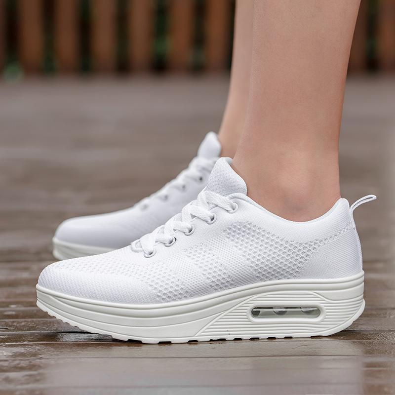 

2025 новые кроссовки из плотной сетки, дышащие, спортивные и для отдыха, корейская версия, обувь на платформе, обувь-качалка, женская обувь, удобные и модные одинарные ш 40 белый