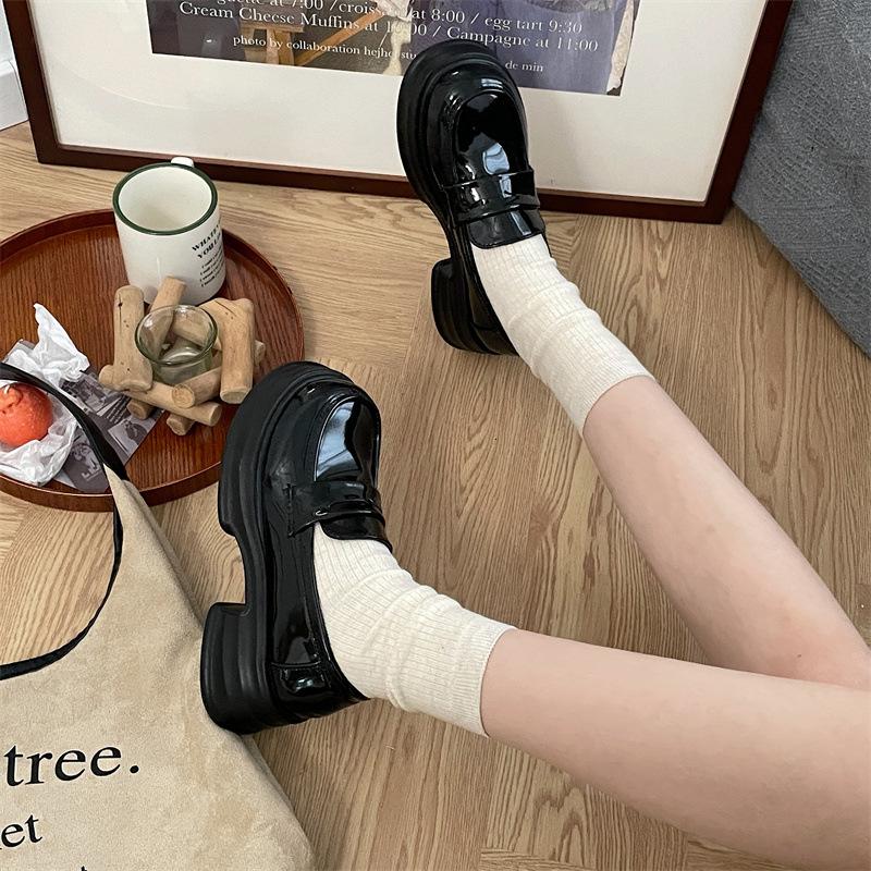 

Черные туфли на платформе в британском стиле с круглым носком, маленькие кожаные туфли осень-лето 2025, новая модель, женские туфли на толстом каблуке, популярные универсальные лоферы 40