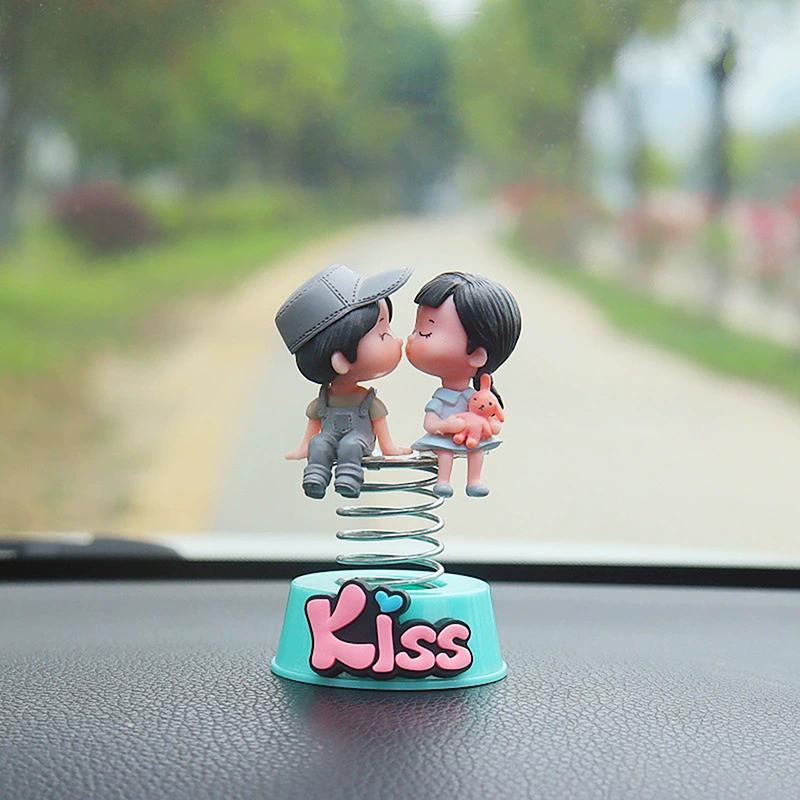 

Прекрасные Аниме Пары Автомобильное Украшение Качающая Головой Целующиеся Пары Фигурки Аксессуары для Украшения Приборной Панели Салона Авто