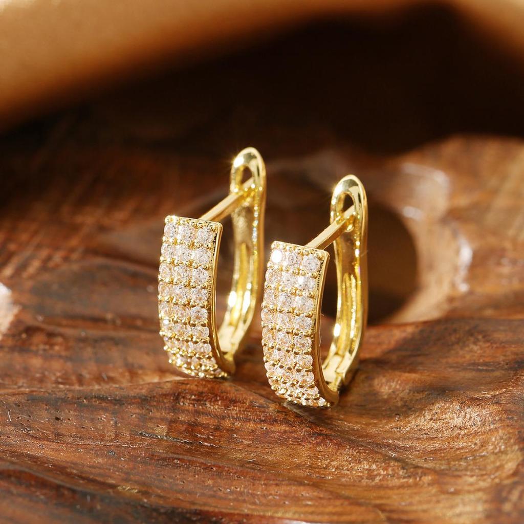 2023 Trendy Hong Kong-Style Diamond Earrings: High-End, Versatile, Casual Luxury for Women.