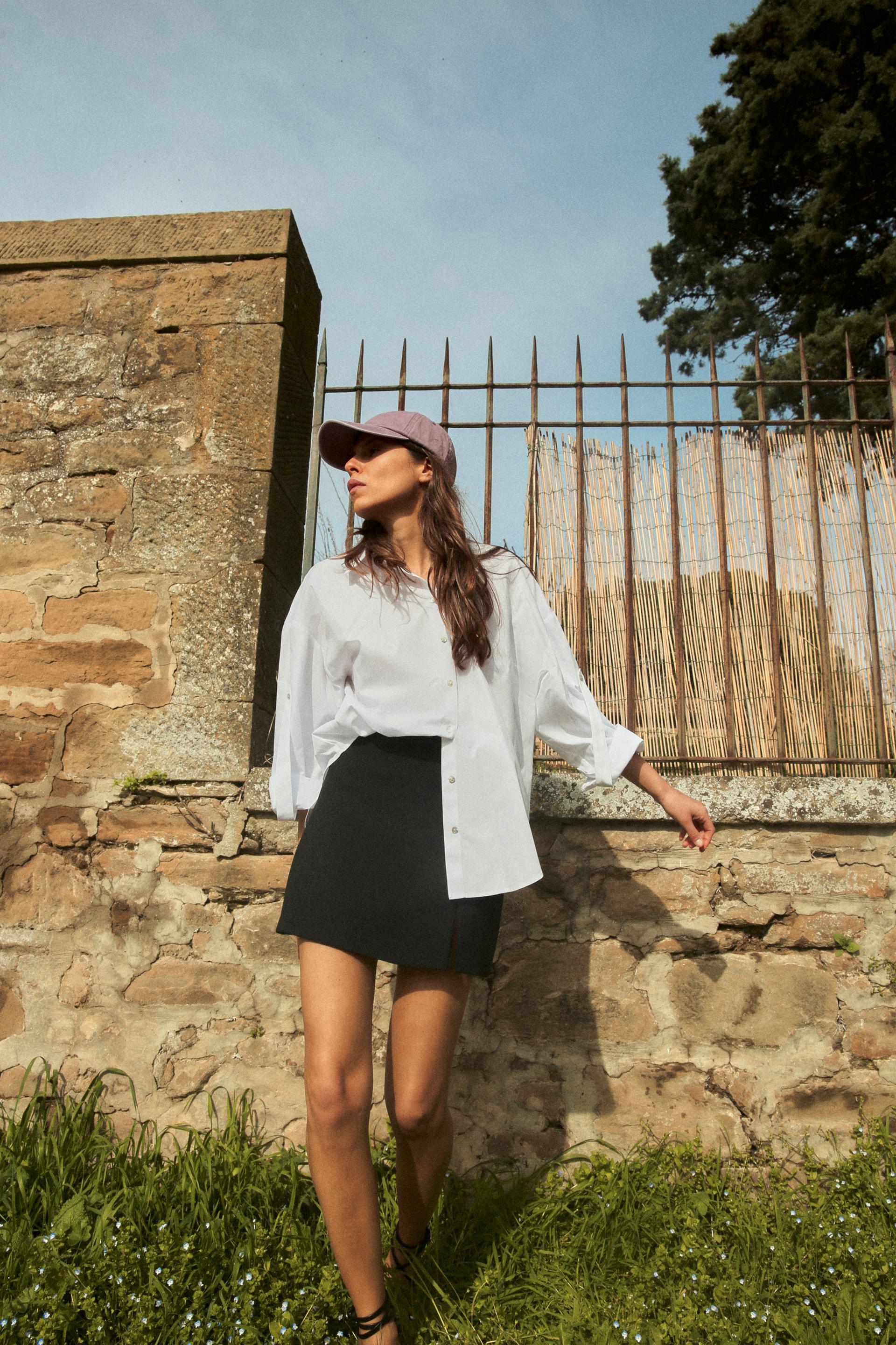 

РУБАШКА ОВЕРСАЙЗ С ПЯТОЧКАМИ НА РУКАВАХ