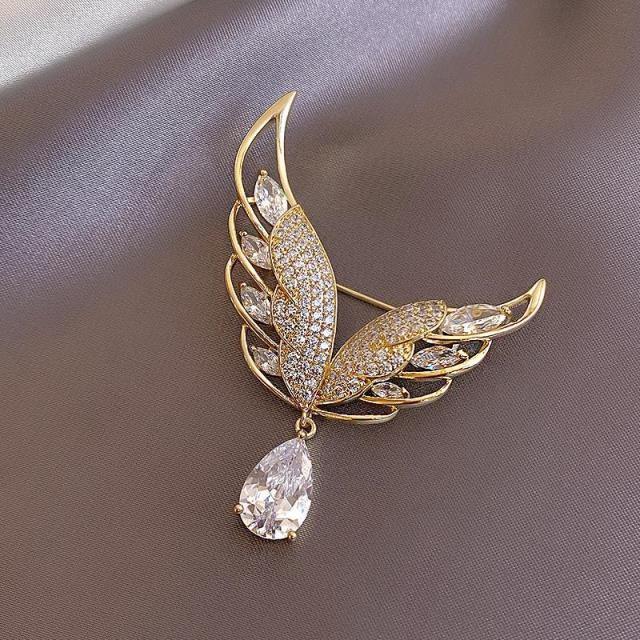 Elegante Schmetterlingsbrosche mit Perle – Damen-Modeschmuck-Anstecknadel von hoher Qualität