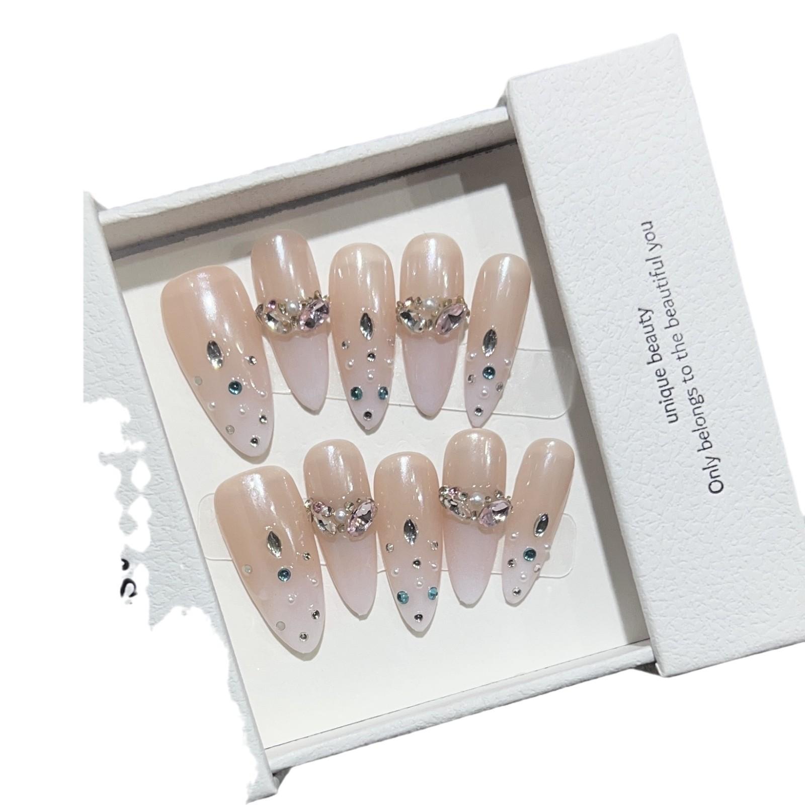 

Ношение брони с высококлассным осенним темпераментом в стиле нюдовых оттенков с белым градиентом и французским бриллиантовым нейл-артом, съемные элементы брони Medium M