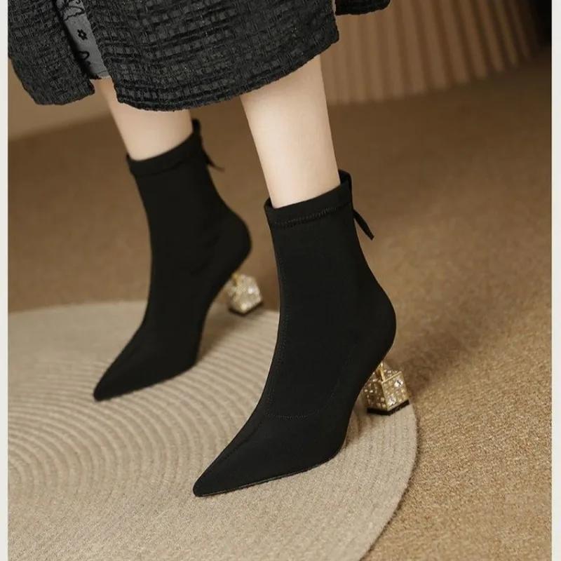 

Мода 2024 Весна и Осень Новые Модные Женские Эластичные Ботинки С Заостренным Носком Черная Покрытая Одежда Универсальные Удобные Короткие Ботинки для Женщин 35 чёрный