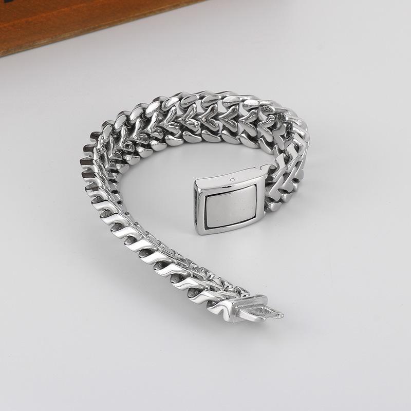 Personality Handy Accessories Fashion Simplicity Design Sensory Heart -Shaped Light Surface Cut Edge Men 'S Titanium Steel Bracelet