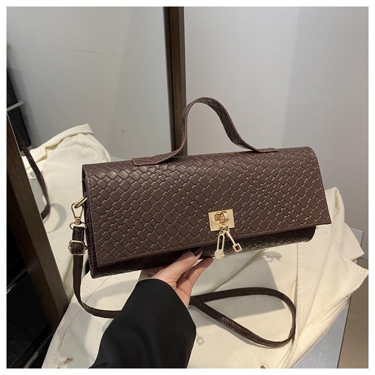 Solid color casual lock is fashionable and exquisitely woven, largecapacity foreign style horizontal crossbody baguette women's bag