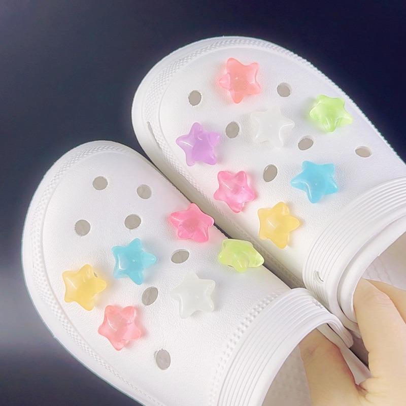 Ensemble de 13 breloques de chaussures tendance Accessoires Boucle de chaussure à trou Étoile de mer lumineuse DIY Décorations de chaussures 3D pour Bogg Bag