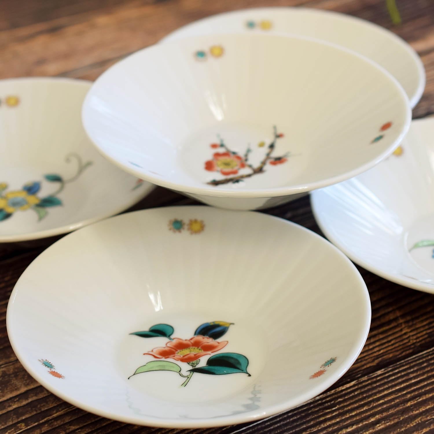 

Waza no Stylish Kutani Ware Small Bowls of with Floral and Plant Made in A perfect gift for or Kura (Set 5) Designs. High-Quality, Japan. weddings, білий