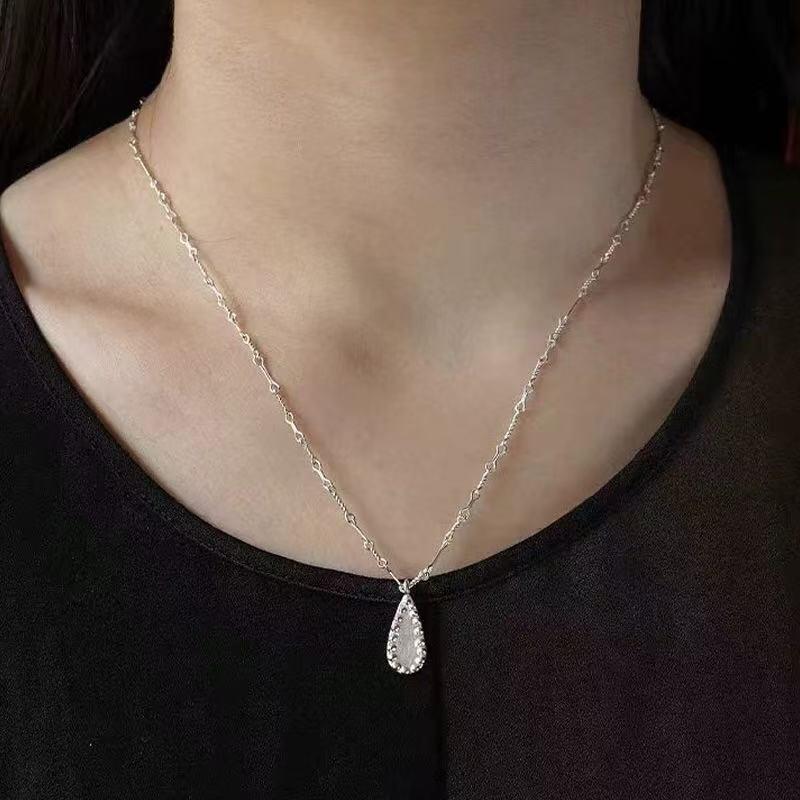 Elegant Retro Tear Necklace: Versatile Pendant with Luxury Design and Exquisite Clavicle Chain