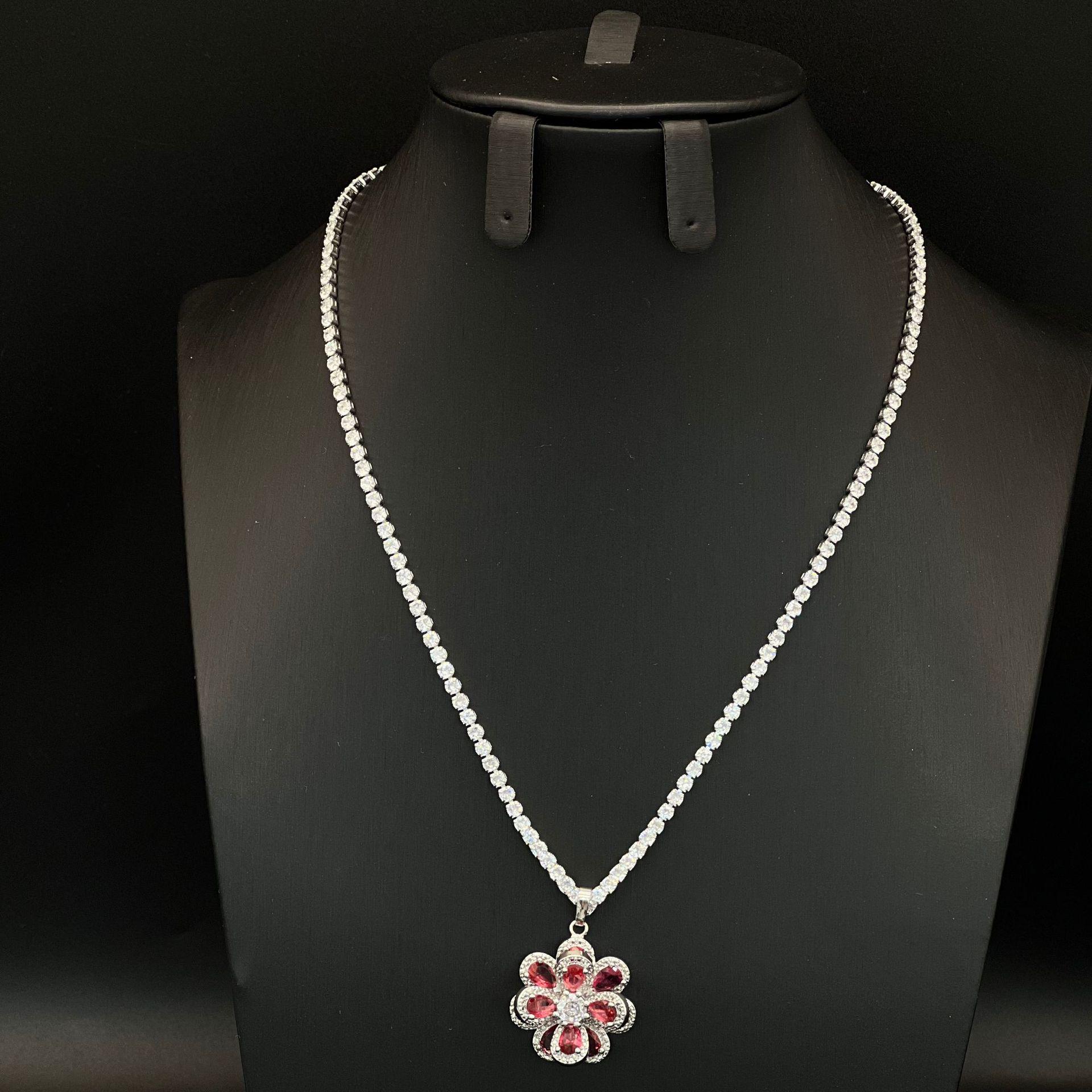 Трансграничное циркониевое колье-камелия: Элегантный многослойный цветочный дизайн в стиле легкой роскоши.