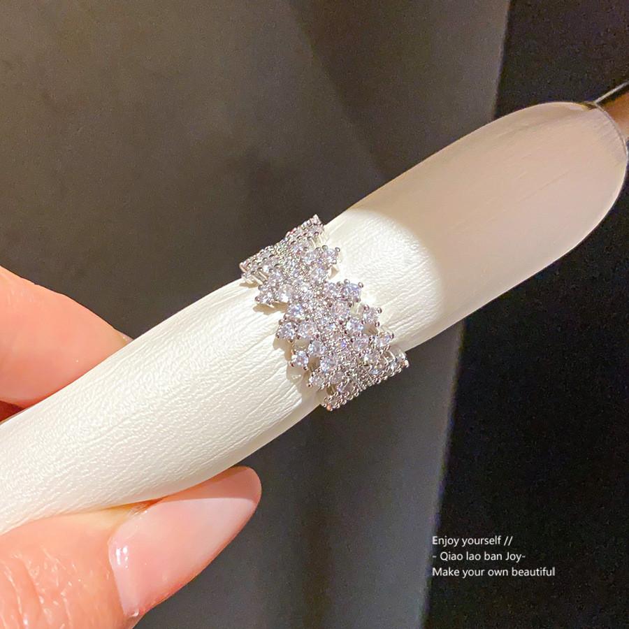 Silver Geometric Statement Ring With Cubic Zirconia For Fashionable Women