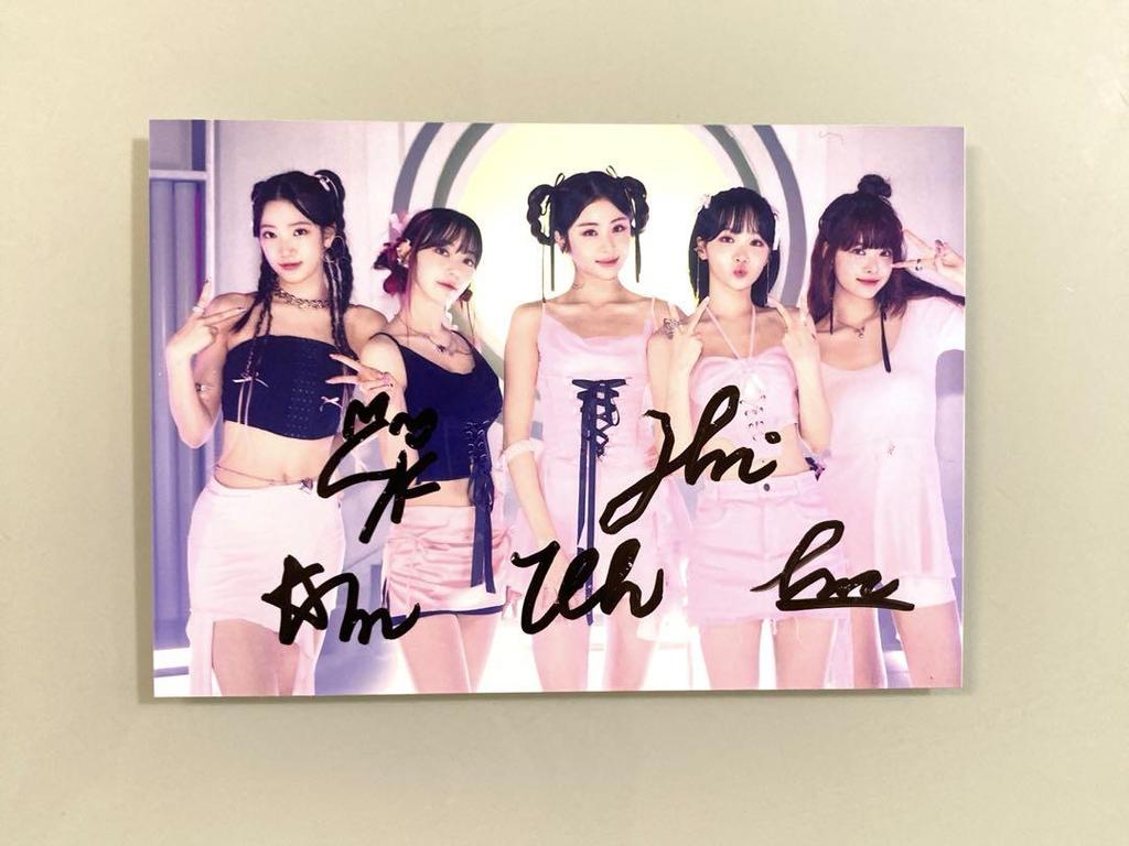 [USED] Large size photo autographed by Lu Seraphim...
