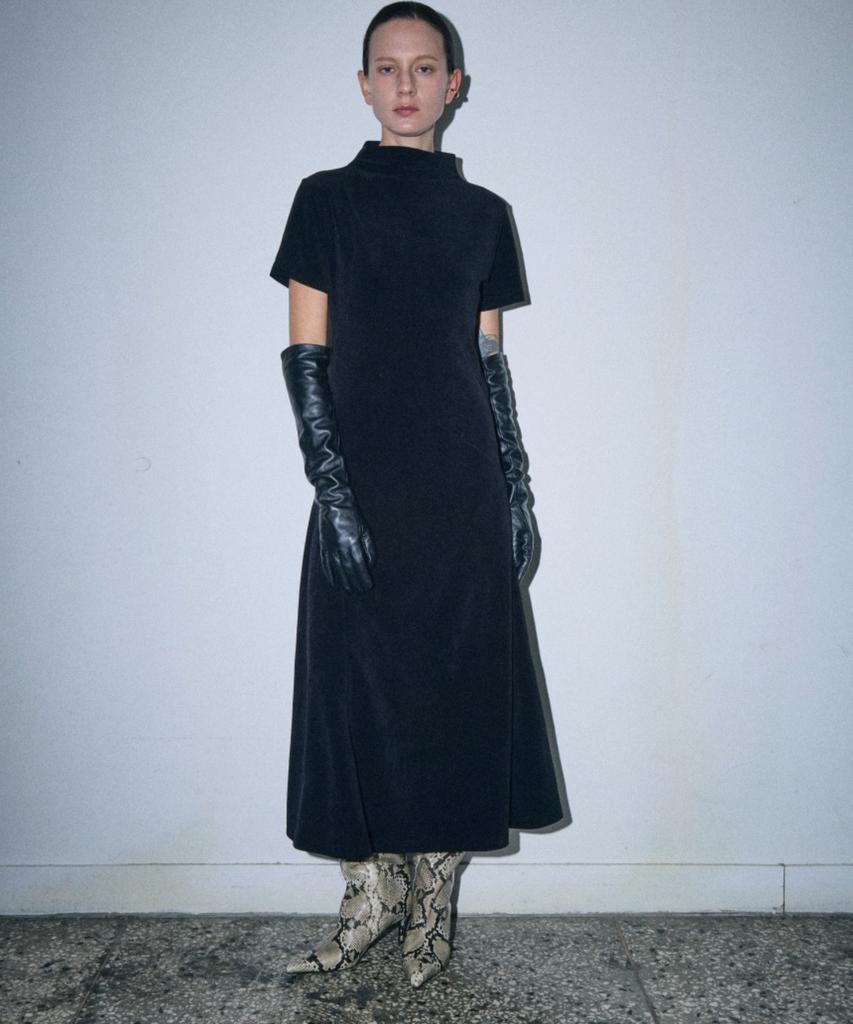 Owaiwai Velour Half-Neck Cutout Dress_Black