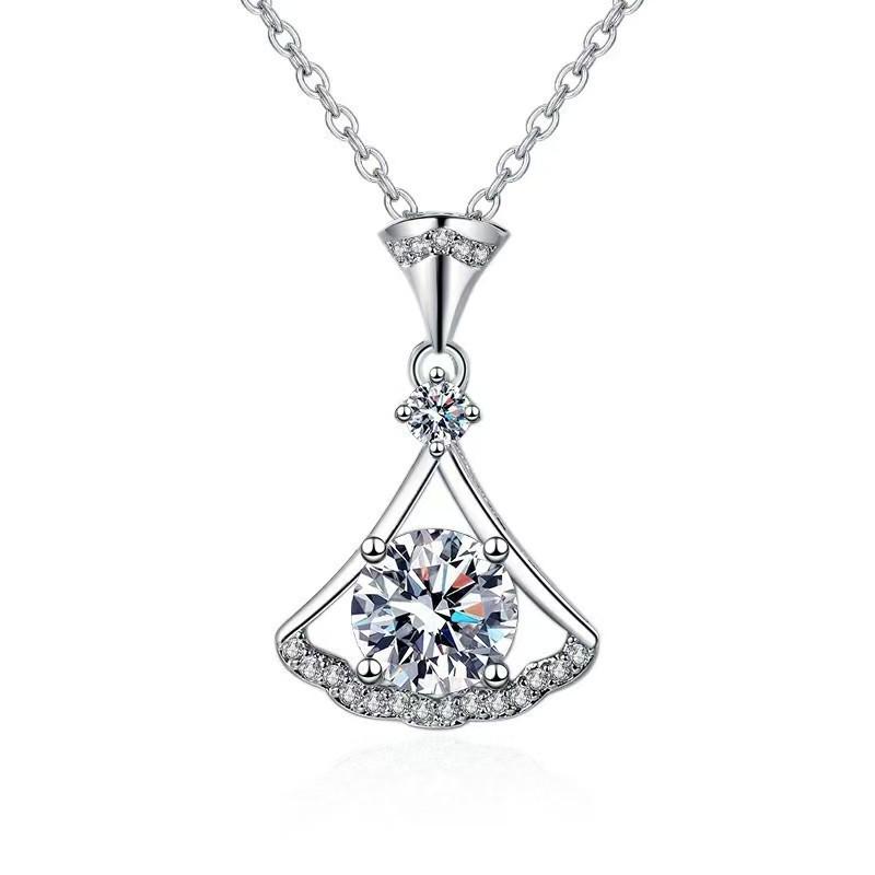 Diamond-Shaped Retro Ladies' Necklace: Elegant Design, Lightweight Luxury, Versatile Clavicle Chain.