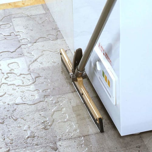 Azuma Deck Brush with Vertical and Horizontal Water Drain Wiper ST50L, Water Drain Width: Approx. 47cm, Handle Length: Approx. 126.5cm. The water drai