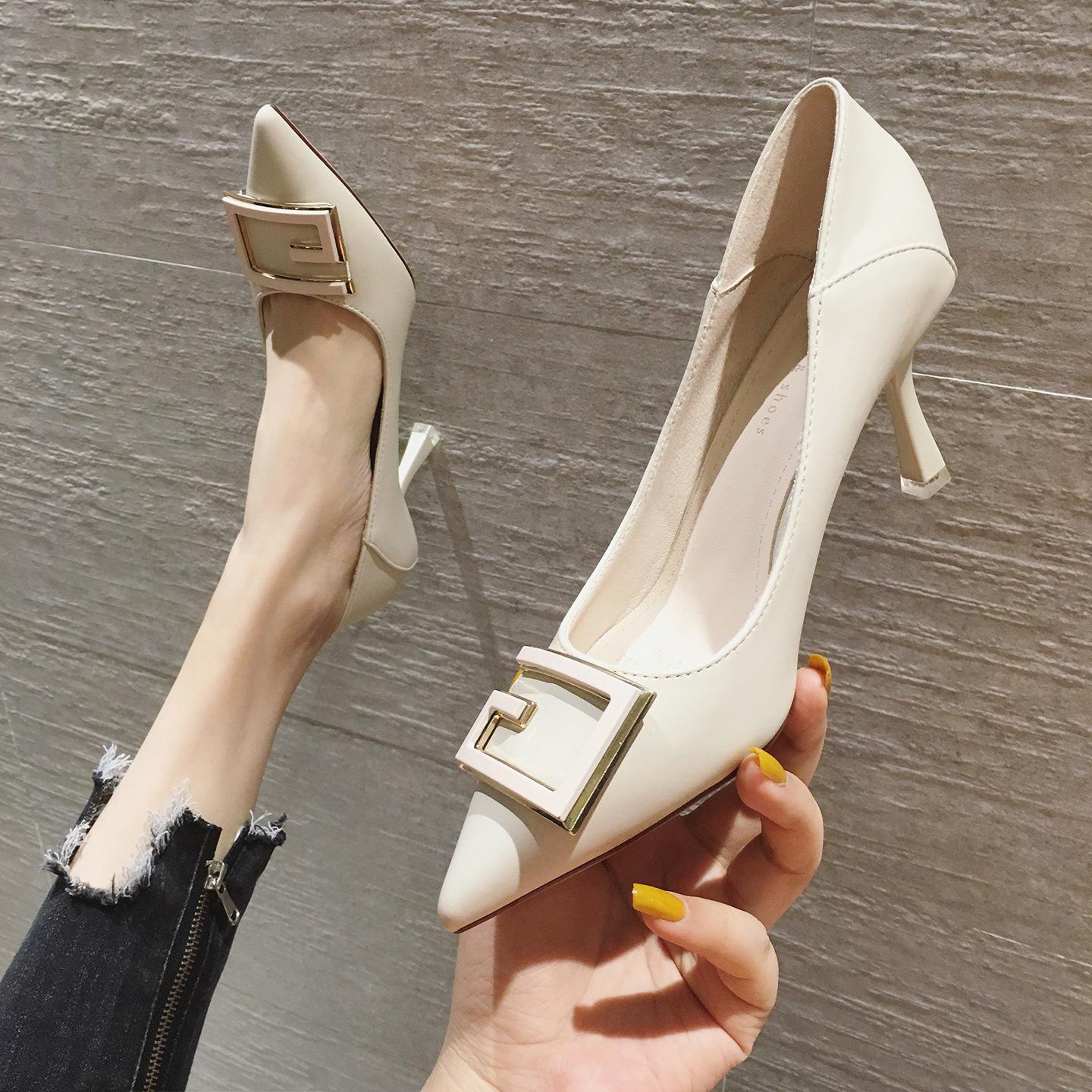 

Одинарные туфли. Новые женские двойные туфли на высоком каблуке из мягкой кожи с квадратной пряжкой и острым носком на шпильке.