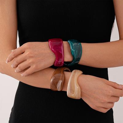 Pulsera acrílica irregular con apertura retro difuminada joyería geométrica exagerada simple