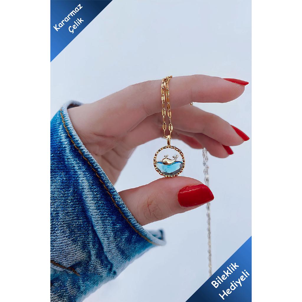 Anlauffarbene Halskette aus Stahl mit Walfisch-Motiv, Fisch schwimmt im blauen Wasser, Modell silberfarbene Halskette aus Stahl