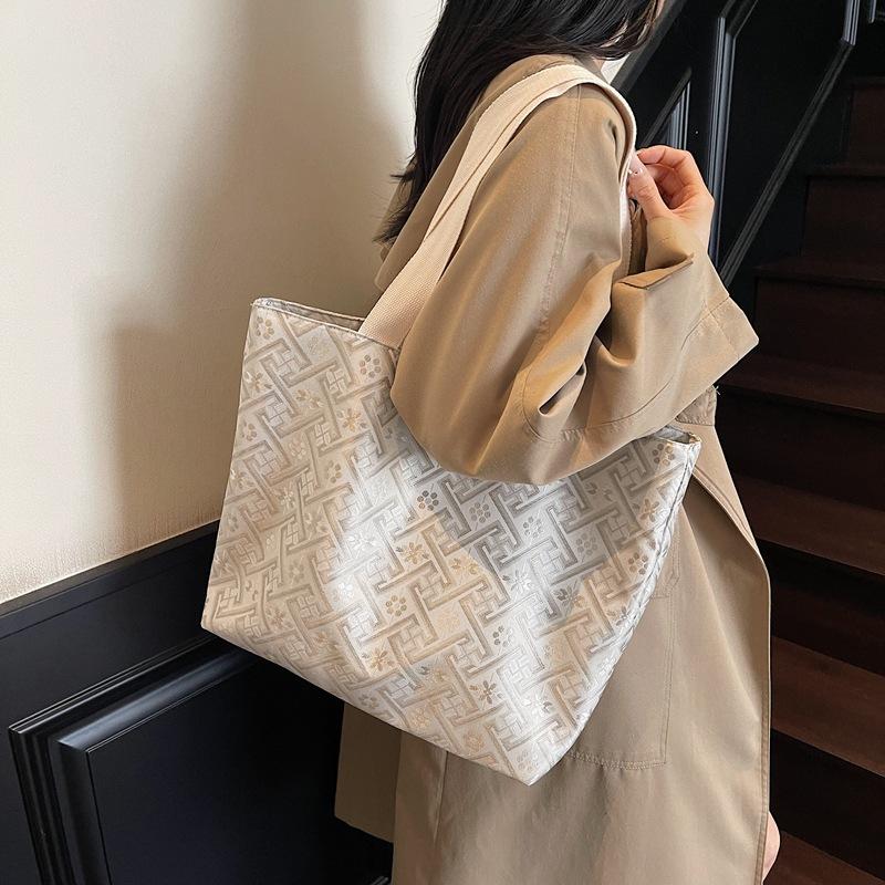 Summer New Portable Small Bag Women's Tote Bag New Sweet and Delicate Commuter Shoulder Tote Bag