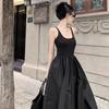 Ärmelloses Glockenblumen-Swingkleid im Hepburn-Stil in Schwarz mit Spaghetti-Trägern für den frühen Frühling