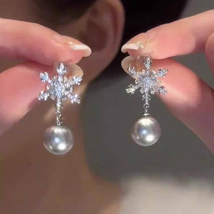 111 Silver Needle Fashion Niche Design Zircon Snowflake Earrings Women's Light Luxury Premium Pearl Earrings Temperament Earrings