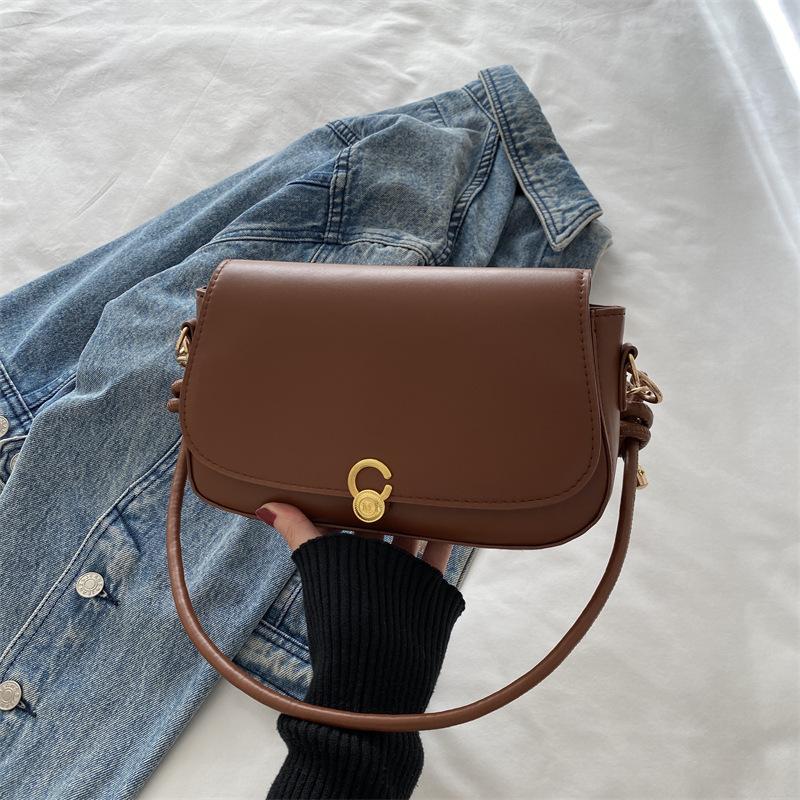 

Стильная и простая однотонная сумка-багет с замком, женская, 2025, новый летний тренд, зарубежный стиль, маленькая квадратная сумка, на одно плечо, сумка-мессенджер коричневый