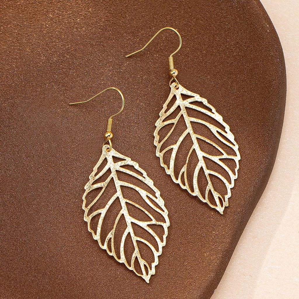 Stylish European and American Leaf Texture Hollow Earrings - Elegant and Versatile Fashion Jewelry